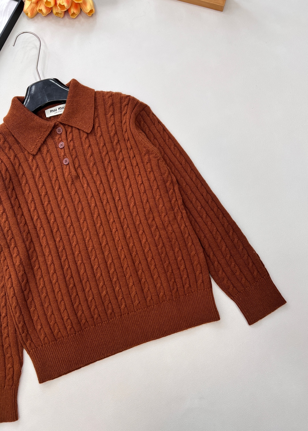🆕MIU MIU新款微标羊毛polo领长袖麻花针织上衣，后背饰有撞色品牌英文字母微标提花，真的很难不让人