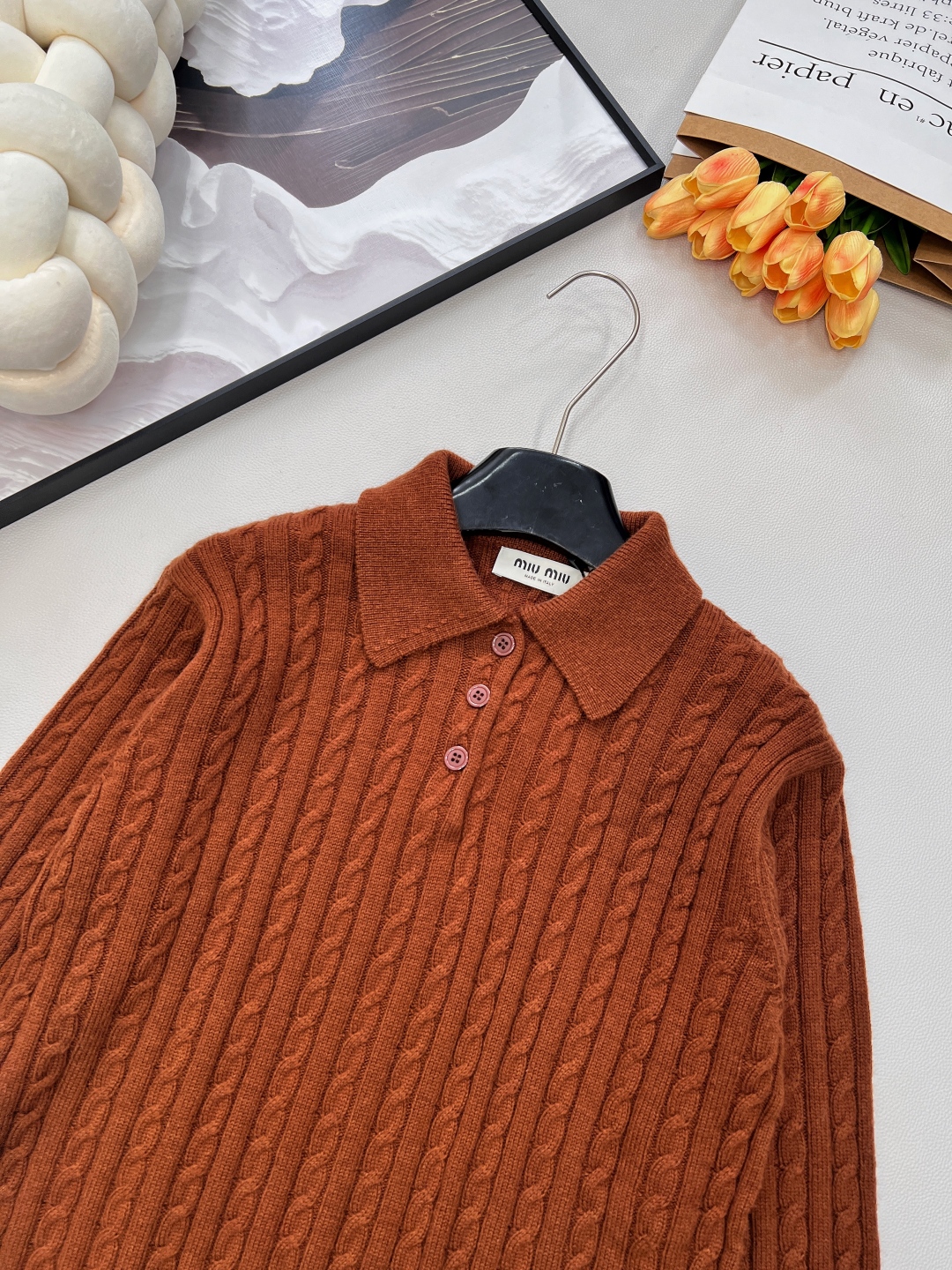 🆕MIU MIU新款微标羊毛polo领长袖麻花针织上衣，后背饰有撞色品牌英文字母微标提花，真的很难不让人