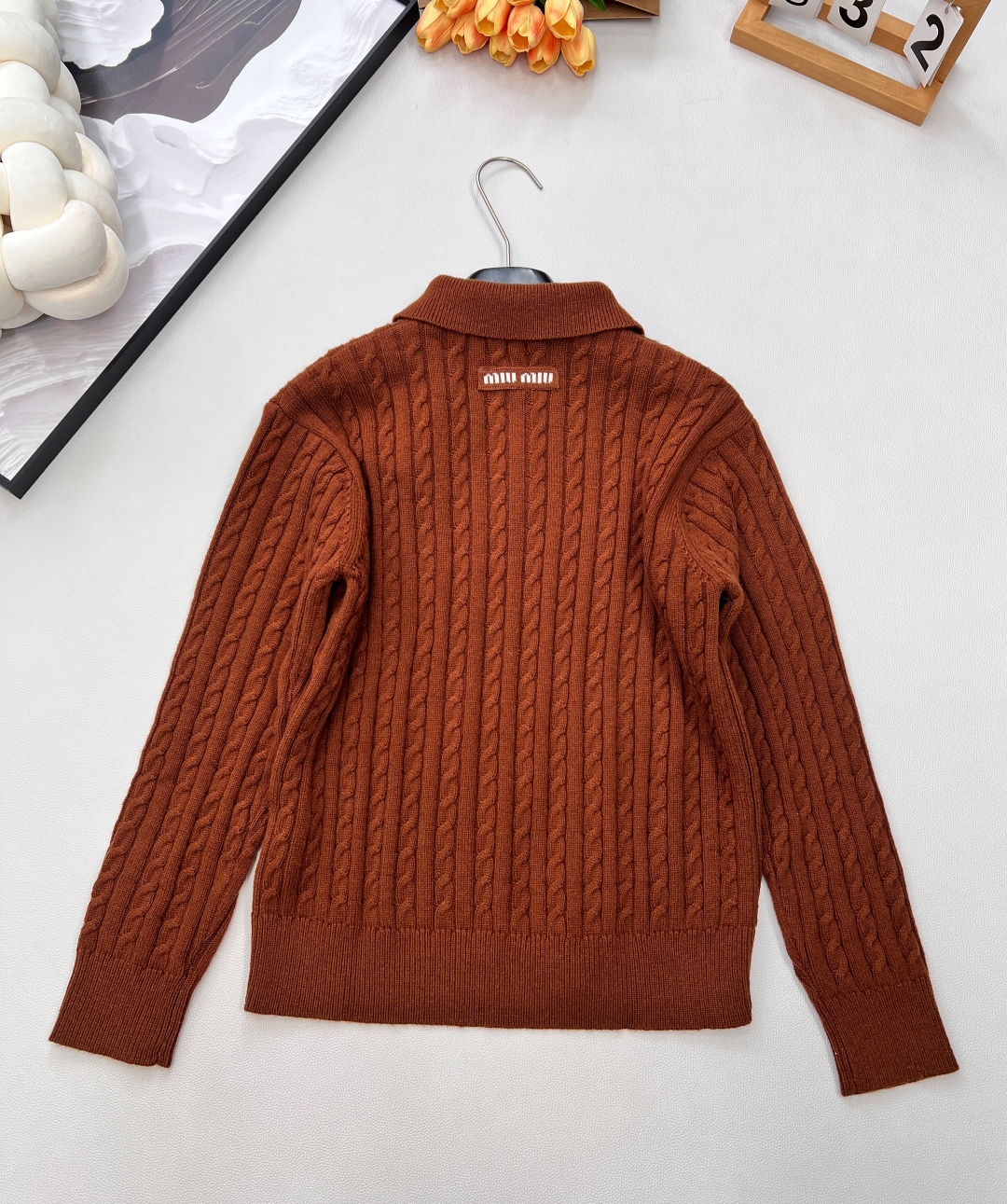 🆕MIU MIU新款微标羊毛polo领长袖麻花针织上衣，后背饰有撞色品牌英文字母微标提花，真的很难不让人