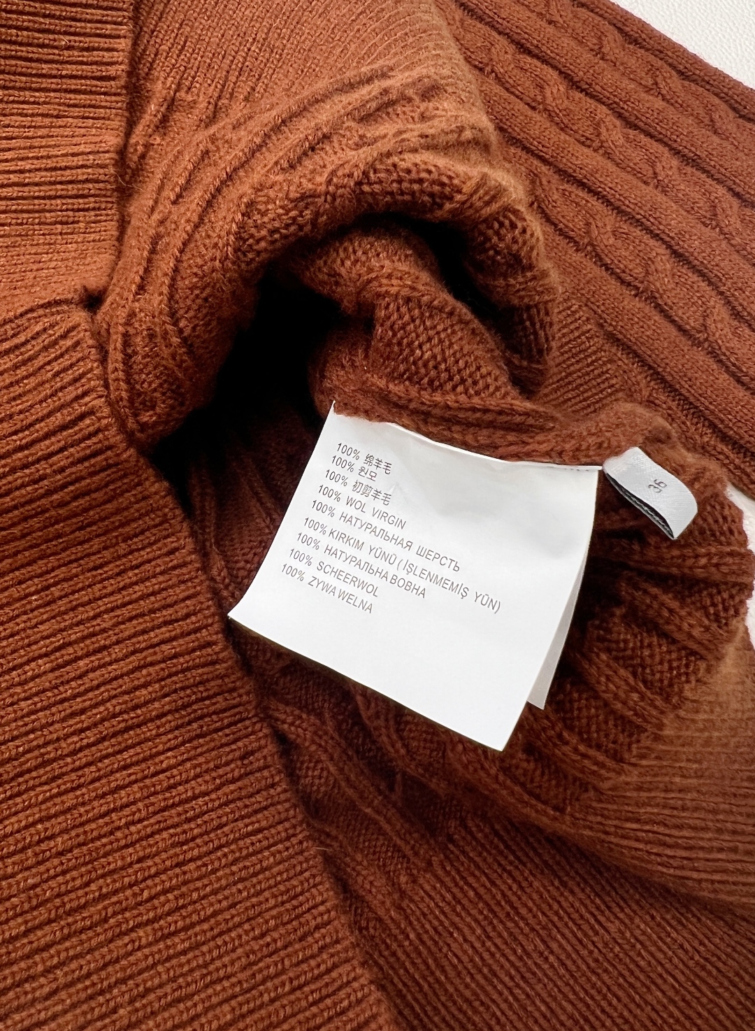 🆕MIU MIU新款微标羊毛polo领长袖麻花针织上衣，后背饰有撞色品牌英文字母微标提花，真的很难不让人