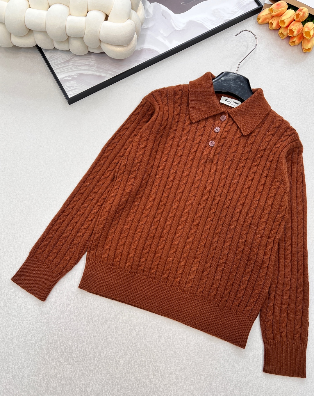 🆕MIU MIU新款微标羊毛polo领长袖麻花针织上衣，后背饰有撞色品牌英文字母微标提花，真的很难不让人