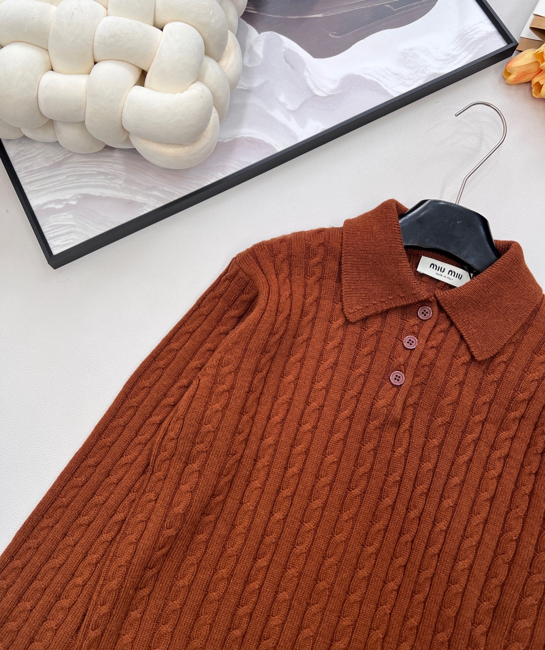 🆕MIU MIU新款微标羊毛polo领长袖麻花针织上衣，后背饰有撞色品牌英文字母微标提花，真的很难不让人