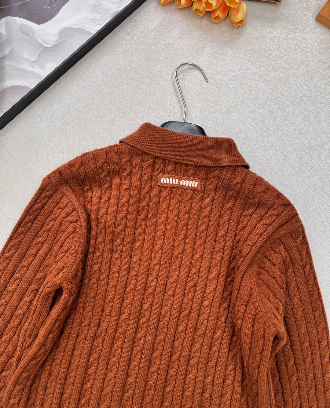 🆕MIU MIU新款微标羊毛polo领长袖麻花针织上衣，后背饰有撞色品牌英文字母微标提花，真的很难不让人