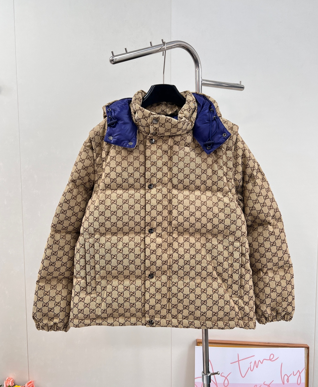 NO:577784,Comes with dust bag Gucci25FW new autumn and winter presbyopic detachable sleeve down jacket丨Exclusive high-end version!  Retro brown tone double G all-over printed fabric, with its own iconic noble feel, the sleeves are completely detachable, and it turns into a presbyopic down vest in seconds. One piece of clothing can be worn in two ways: 'down jacket + vest', suitable for different temperature scenes!  Same style for men and women, complete with three standards, large quantity shipped, size sml code, gucci, down jacket, alexander wang19860909配防尘袋 Gucci25FW秋冬新款老花可拆卸袖羽绒服丨独家高版出品！复古棕调双G满印面料,自带标志性的贵气质感,袖子可完整拆卸,秒变老花羽绒马甲,一件衣服承包「羽绒服+马甲」两种穿法,适配不同温度场景！男女同款,三标齐全,大货出 尺码sml 编码,,gucci,down jacket,alexander wang,Women's clothing