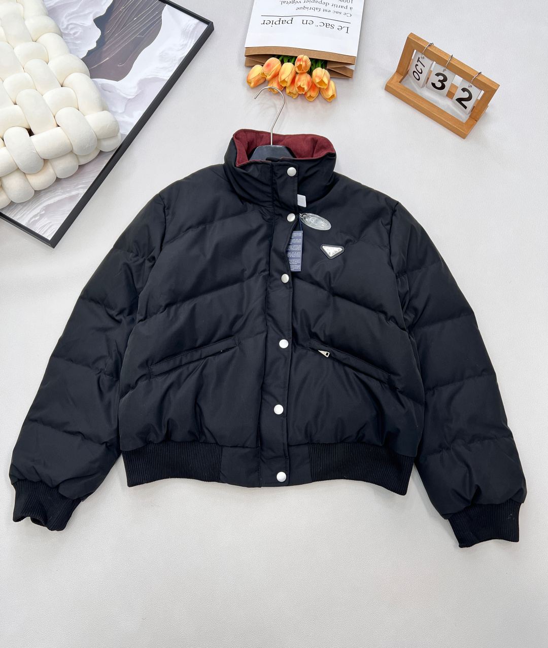 NO:578137,Comes with dust bag Prada25 new autumn and winter triangle logo stand collar poplin texture down jacket jacket丨Exclusively developed by yb!  High quality production!  The classic silhouette is reconstructed with a stand-up collar design, padded with cotton, and the retro texture of the brown corduroy collar forms a material dialogue with the black poplin fabric, which not only adds layers but also hides a retro accent; the rhombus-filled velvet structure is full and three-dimensional, locking in warmth while creating a casual and non-bloated silhouette that is suitable for multiple styles. Three standards are complete, and large quantities are shipped. Sizes sml coding, prada, jackets & coats, jackets & coats, down jacket, alexander wang19860909配防尘袋Prada25年秋冬新款三角徽标立领府绸质感羽绒服夹克外套丨独家yb开发！高版出品！以立领设计重构经典轮廓,棉服填充,棕色灯芯绒领口的复古质感与黑色府绸面料形成材质对话,既添层次又暗藏复古腔调；菱格充绒结构饱满立体,在锁住暖意的同时,塑造出随性不臃肿的廓形,适配多元风格造型.三标齐全,大货出 尺码sml 编码,,prada,jackets & coats,jackets & coats,down jacket,alexander wang,Women's clothing