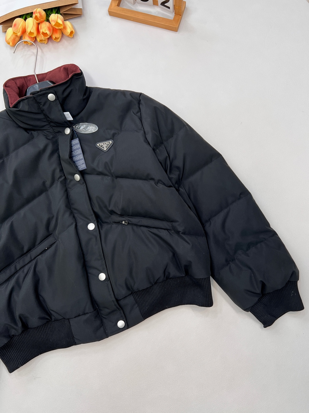 🆕Prada25年秋冬新款三角徽标立领府绸质感羽绒服夹克外套丨⚠独家yb开发！高版出品！以立领设计重构经