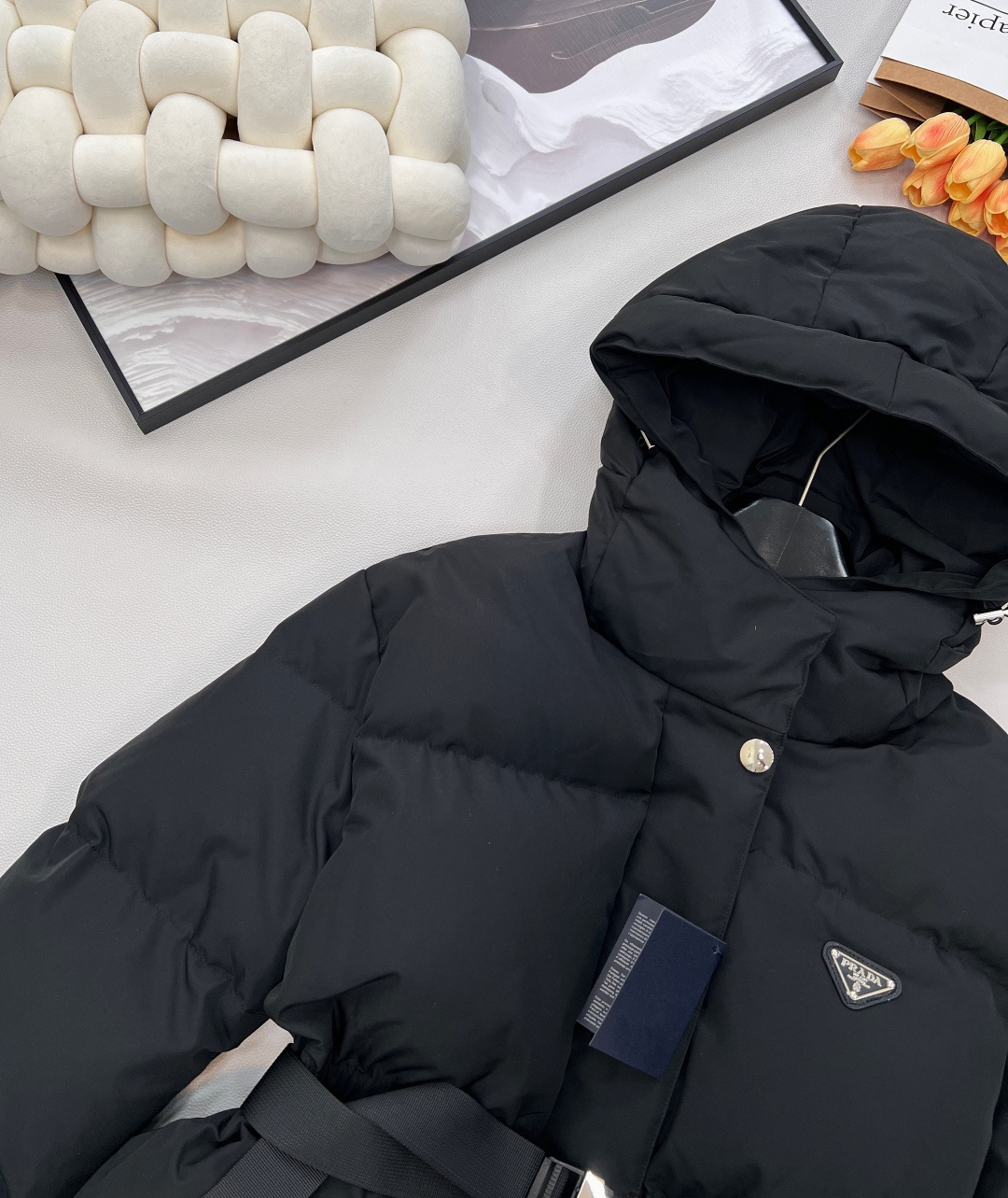 🆕 Prada 25SS秋冬新款羽绒棉服太绝啦 经典连帽设计，收腰版型超显身材，“蚂蚁腰”轻松拥有。双侧