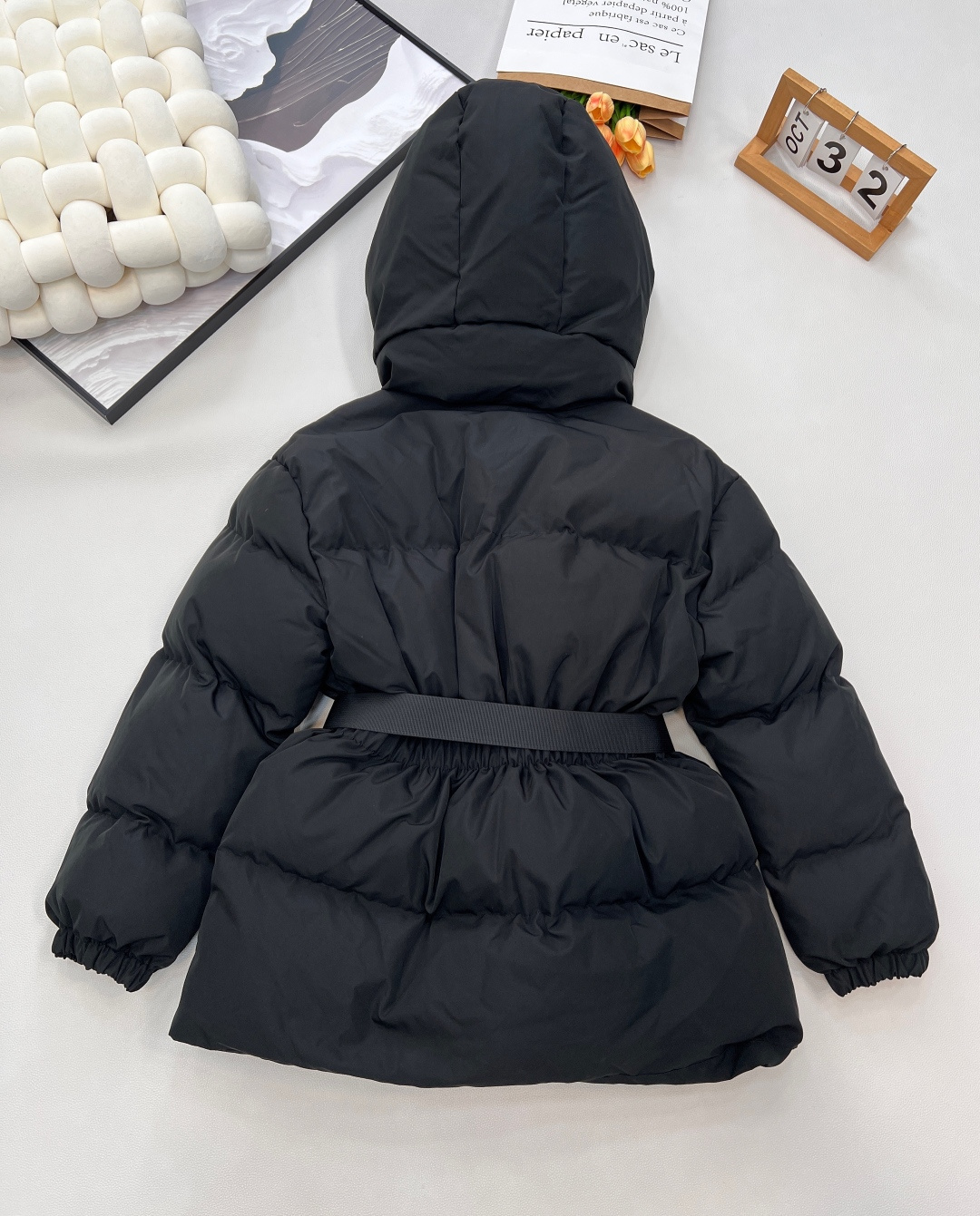 🆕 Prada 25SS秋冬新款羽绒棉服太绝啦 经典连帽设计，收腰版型超显身材，“蚂蚁腰”轻松拥有。双侧