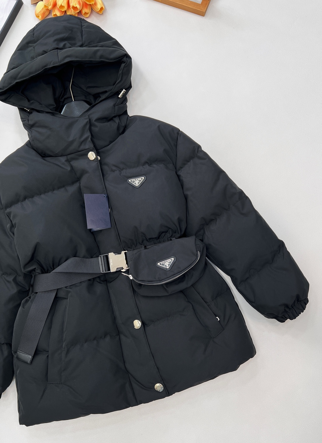 🆕 Prada 25SS秋冬新款羽绒棉服太绝啦 经典连帽设计，收腰版型超显身材，“蚂蚁腰”轻松拥有。双侧