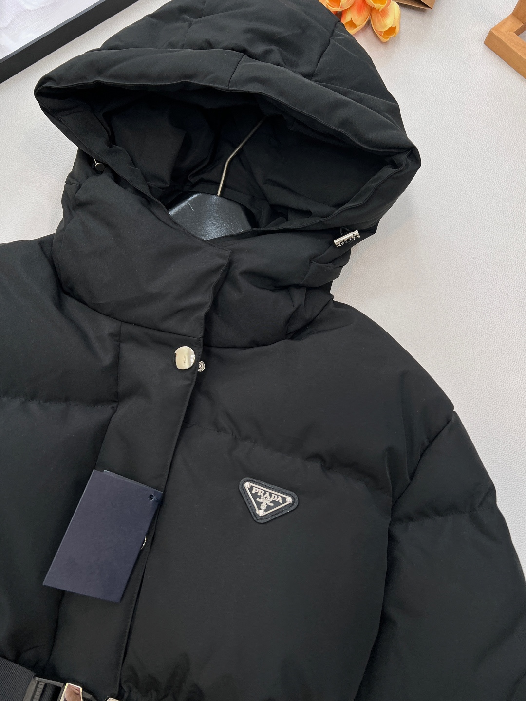 🆕 Prada 25SS秋冬新款羽绒棉服太绝啦 经典连帽设计，收腰版型超显身材，“蚂蚁腰”轻松拥有。双侧