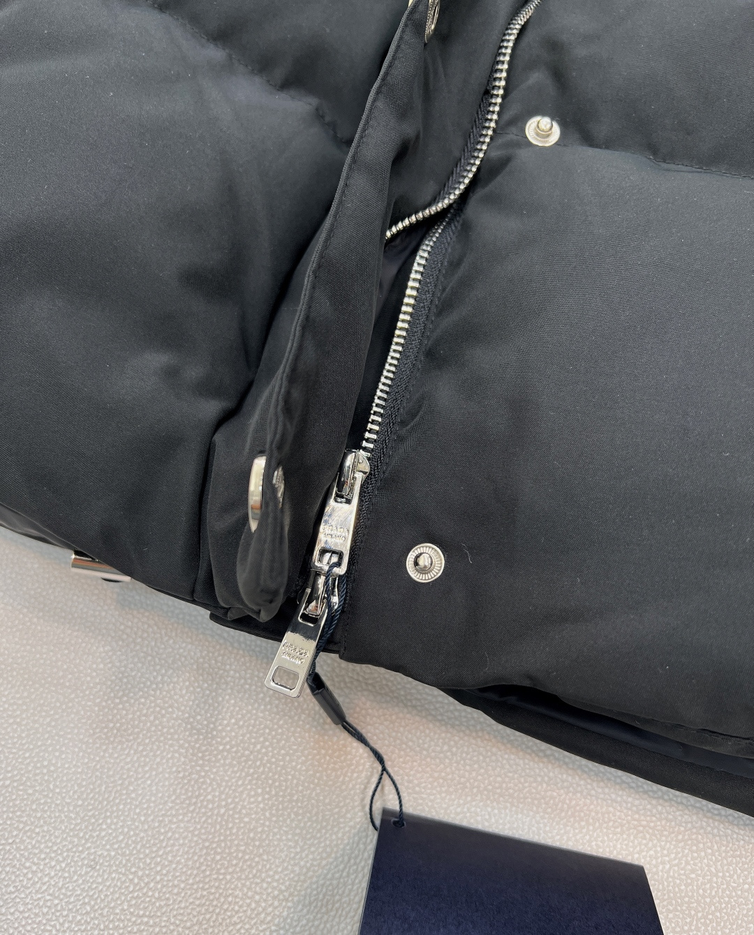 🆕 Prada 25SS秋冬新款羽绒棉服太绝啦 经典连帽设计，收腰版型超显身材，“蚂蚁腰”轻松拥有。双侧