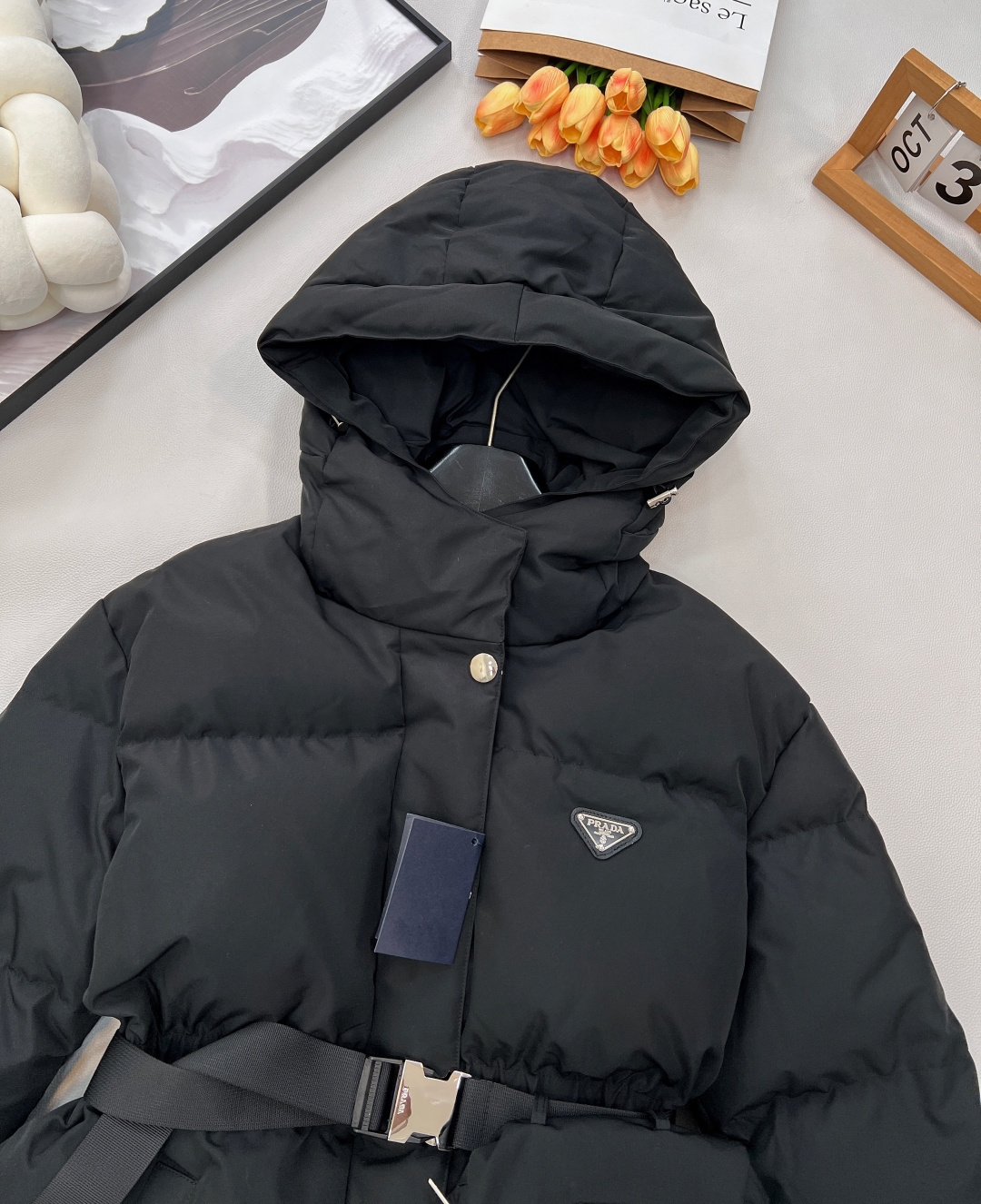 🆕 Prada 25SS秋冬新款羽绒棉服太绝啦 经典连帽设计，收腰版型超显身材，“蚂蚁腰”轻松拥有。双侧