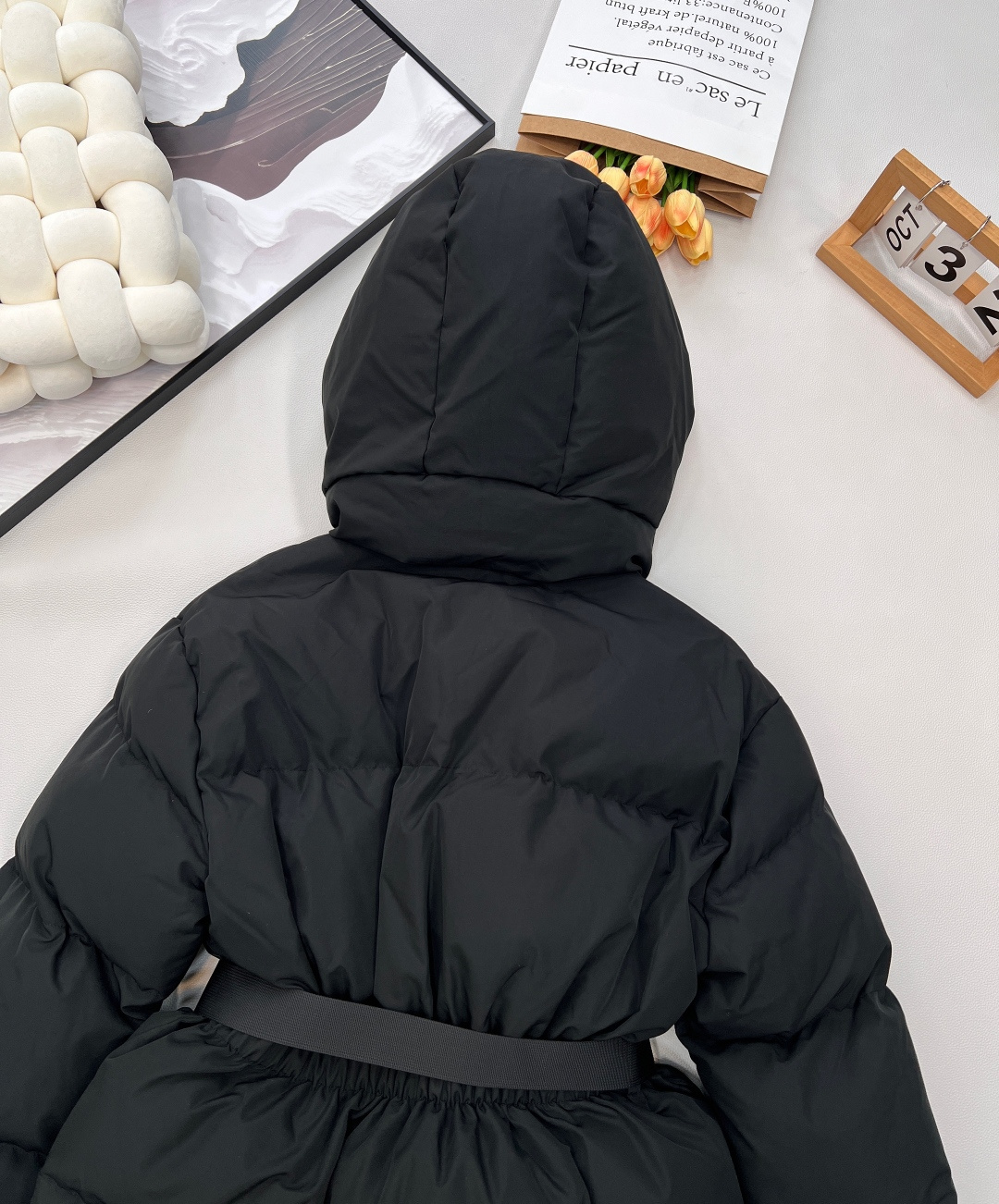 🆕 Prada 25SS秋冬新款羽绒棉服太绝啦 经典连帽设计，收腰版型超显身材，“蚂蚁腰”轻松拥有。双侧