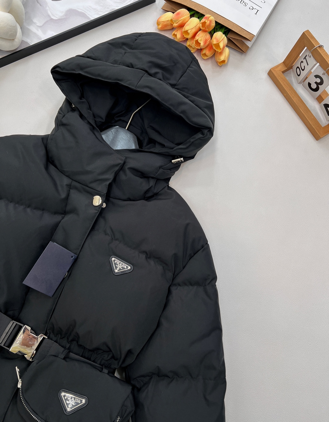 🆕 Prada 25SS秋冬新款羽绒棉服太绝啦 经典连帽设计，收腰版型超显身材，“蚂蚁腰”轻松拥有。双侧