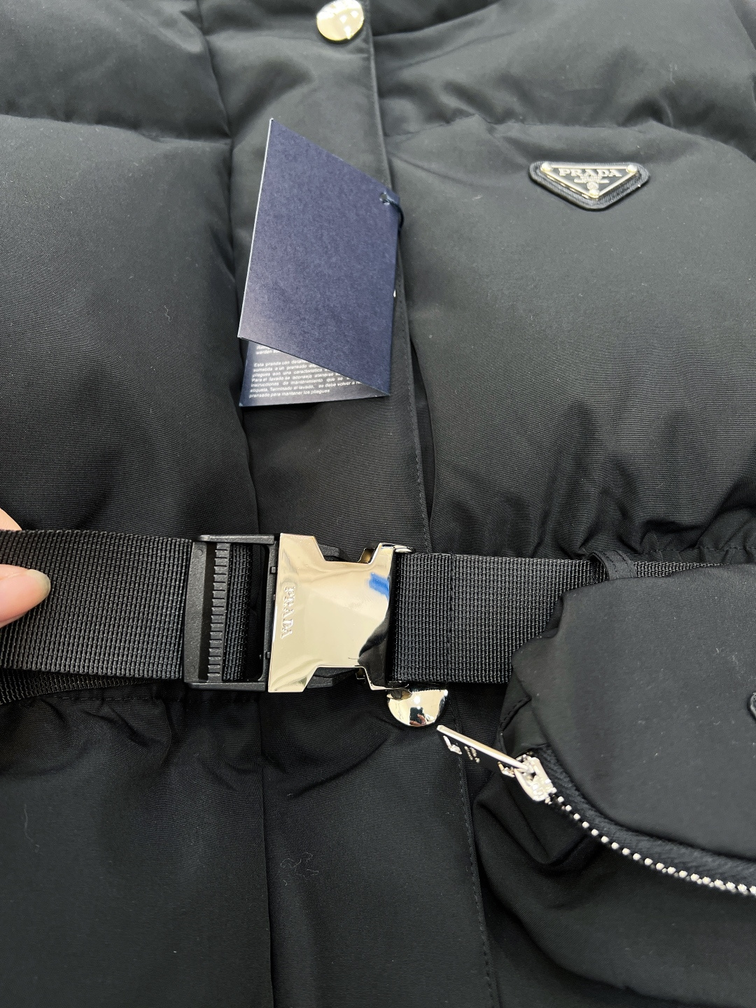 🆕 Prada 25SS秋冬新款羽绒棉服太绝啦 经典连帽设计，收腰版型超显身材，“蚂蚁腰”轻松拥有。双侧