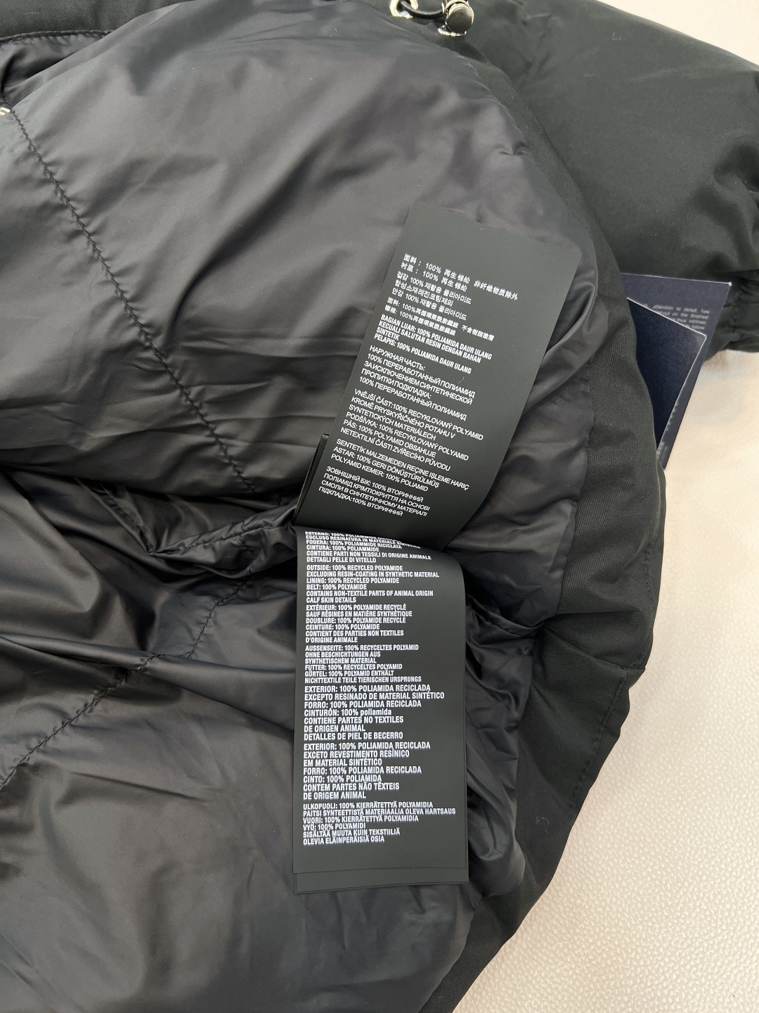 🆕 Prada 25SS秋冬新款羽绒棉服太绝啦 经典连帽设计，收腰版型超显身材，“蚂蚁腰”轻松拥有。双侧