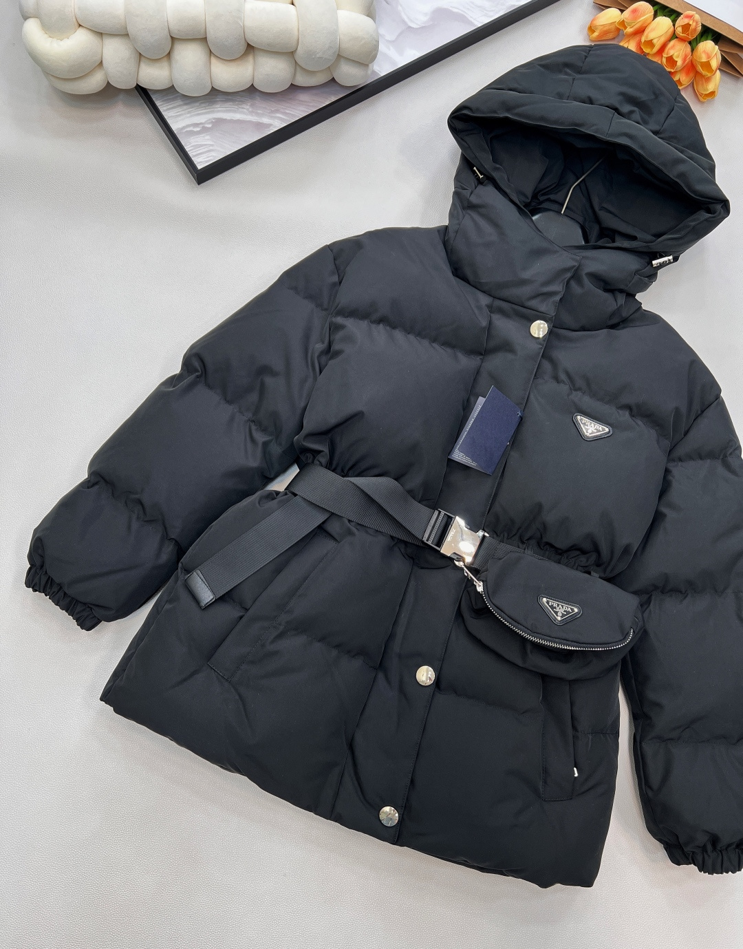 🆕 Prada 25SS秋冬新款羽绒棉服太绝啦 经典连帽设计，收腰版型超显身材，“蚂蚁腰”轻松拥有。双侧