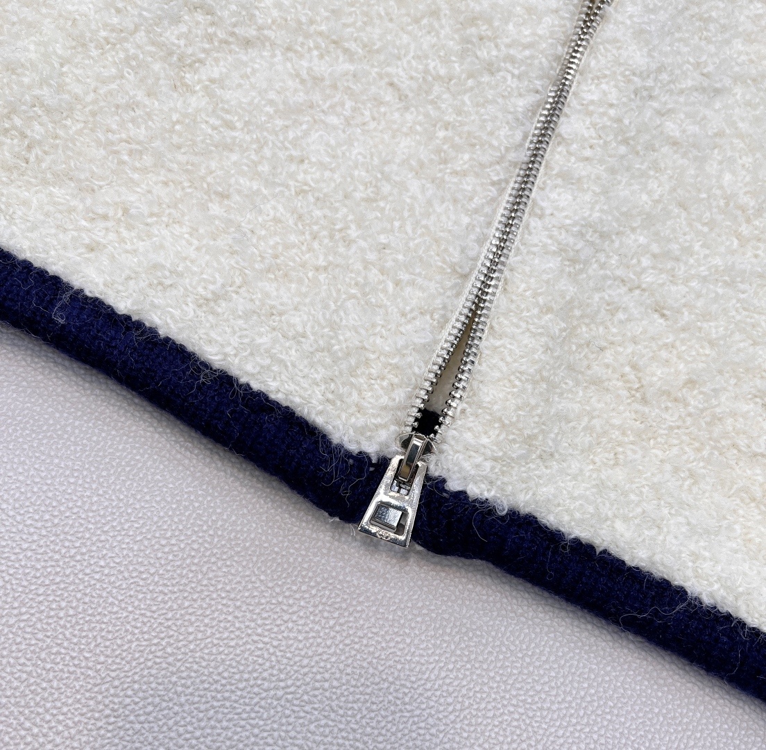 🆕 DIOR 字母羊羔毛开衫外套版型宽松立体 经典刺绣图案修饰点缀 上身显瘦不挑人打造精致造型款式时尚