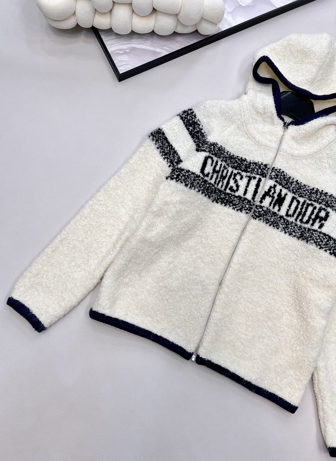 🆕 DIOR 字母羊羔毛开衫外套版型宽松立体 经典刺绣图案修饰点缀 上身显瘦不挑人打造精致造型款式时尚