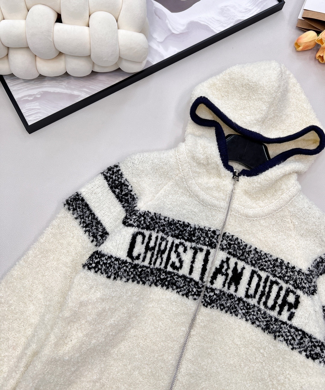 🆕 DIOR 字母羊羔毛开衫外套版型宽松立体 经典刺绣图案修饰点缀 上身显瘦不挑人打造精致造型款式时尚