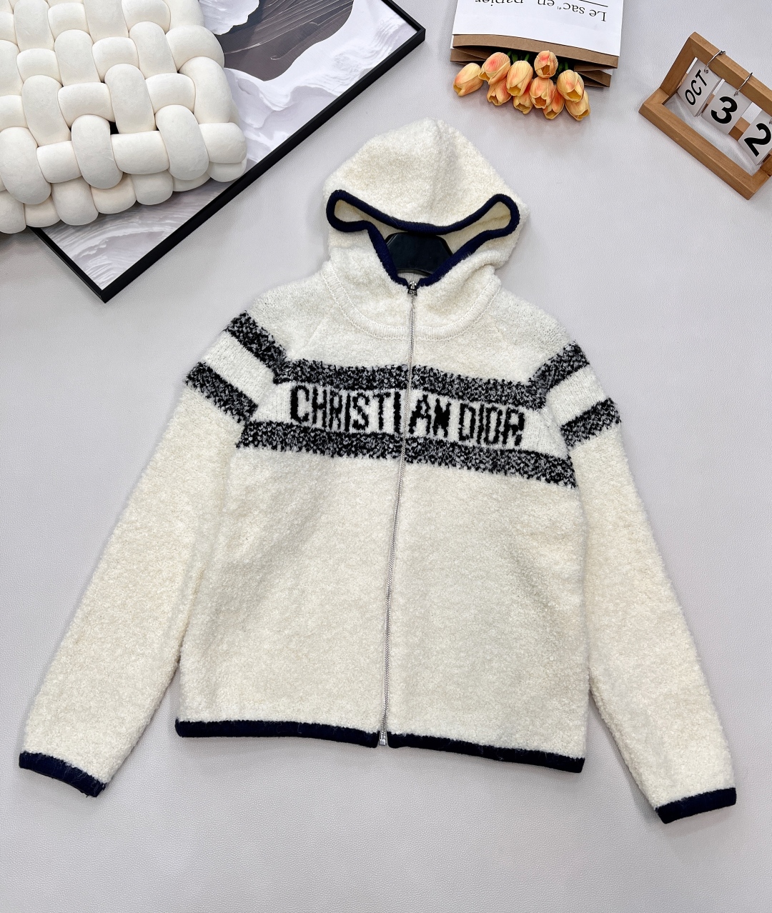 🆕 DIOR 字母羊羔毛开衫外套版型宽松立体 经典刺绣图案修饰点缀 上身显瘦不挑人打造精致造型款式时尚 