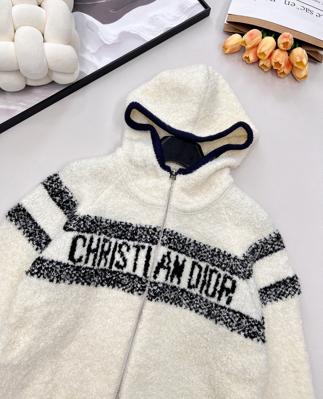 🆕 DIOR 字母羊羔毛开衫外套版型宽松立体 经典刺绣图案修饰点缀 上身显瘦不挑人打造精致造型款式时尚