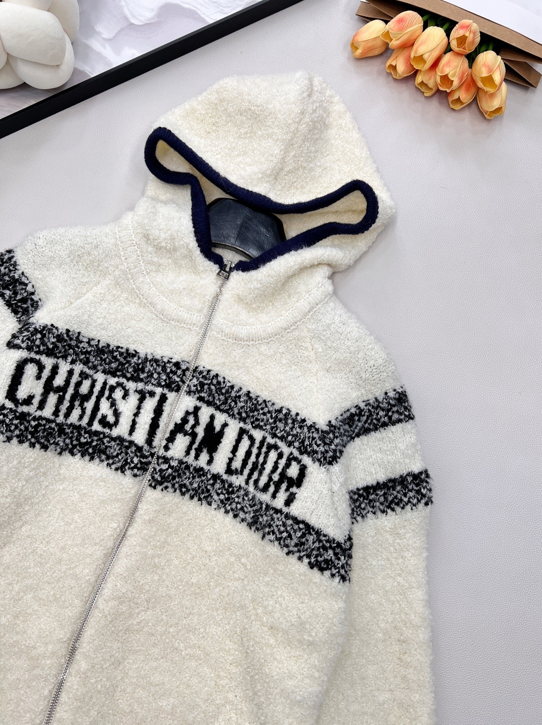 🆕 DIOR 字母羊羔毛开衫外套版型宽松立体 经典刺绣图案修饰点缀 上身显瘦不挑人打造精致造型款式时尚