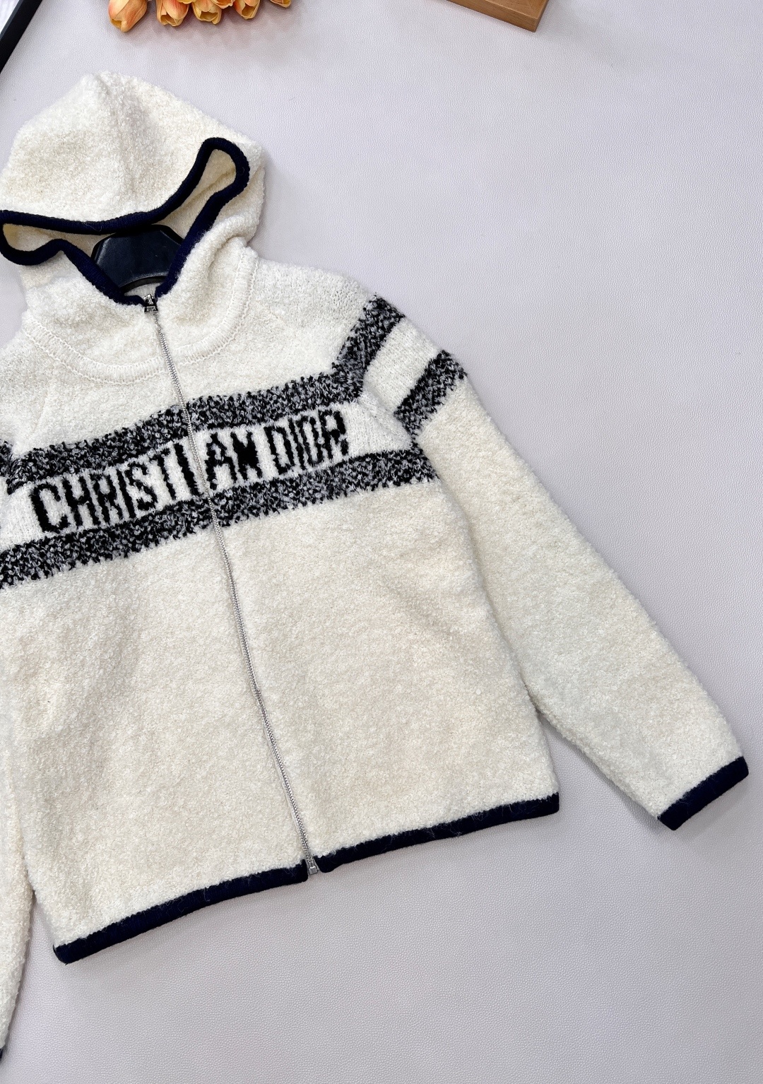 🆕 DIOR 字母羊羔毛开衫外套版型宽松立体 经典刺绣图案修饰点缀 上身显瘦不挑人打造精致造型款式时尚