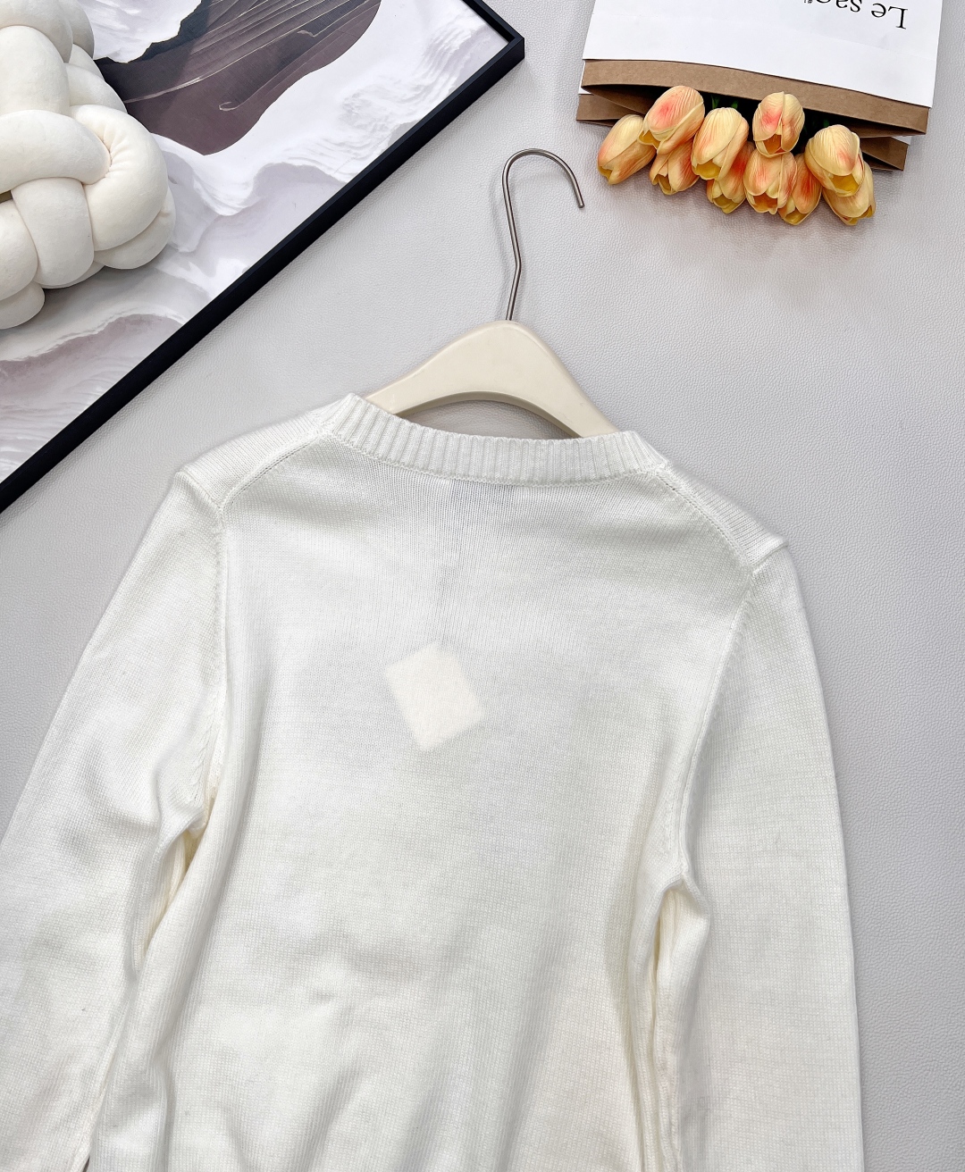 🆕 LOEWE 胸前串珠大logo字母长袖针织衫减龄又时尚🤩高级百搭不挑人，穿出街简直太好看了〰随意又不