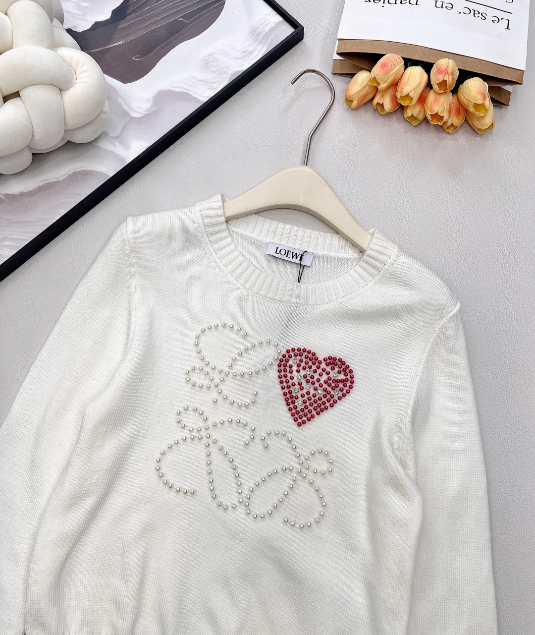 🆕 LOEWE 胸前串珠大logo字母长袖针织衫减龄又时尚🤩高级百搭不挑人，穿出街简直太好看了〰随意又不
