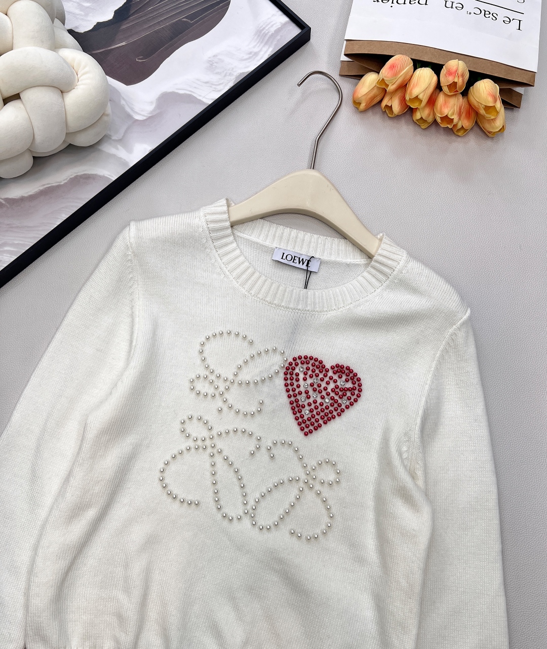 🆕 LOEWE 胸前串珠大logo字母长袖针织衫减龄又时尚🤩高级百搭不挑人，穿出街简直太好看了〰随意又不