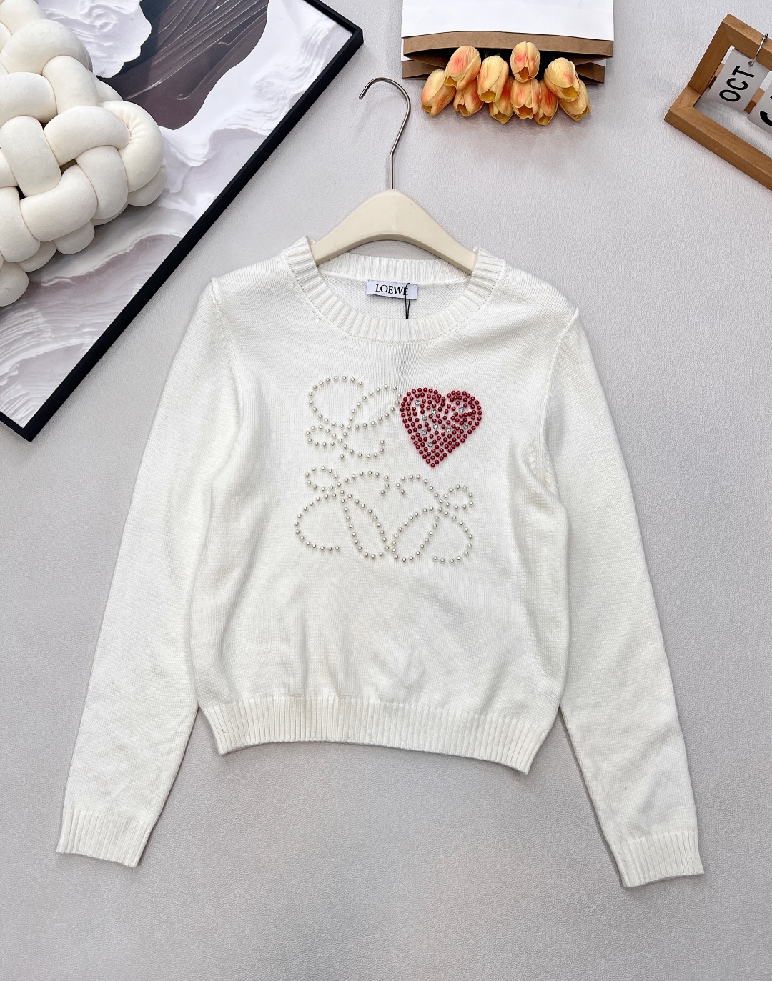 🆕 LOEWE 胸前串珠大logo字母长袖针织衫减龄又时尚🤩高级百搭不挑人，穿出街简直太好看了〰随意又不