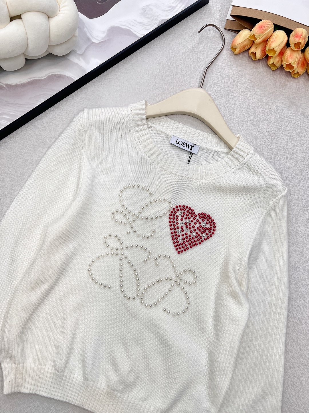 🆕 LOEWE 胸前串珠大logo字母长袖针织衫减龄又时尚🤩高级百搭不挑人，穿出街简直太好看了〰随意又不
