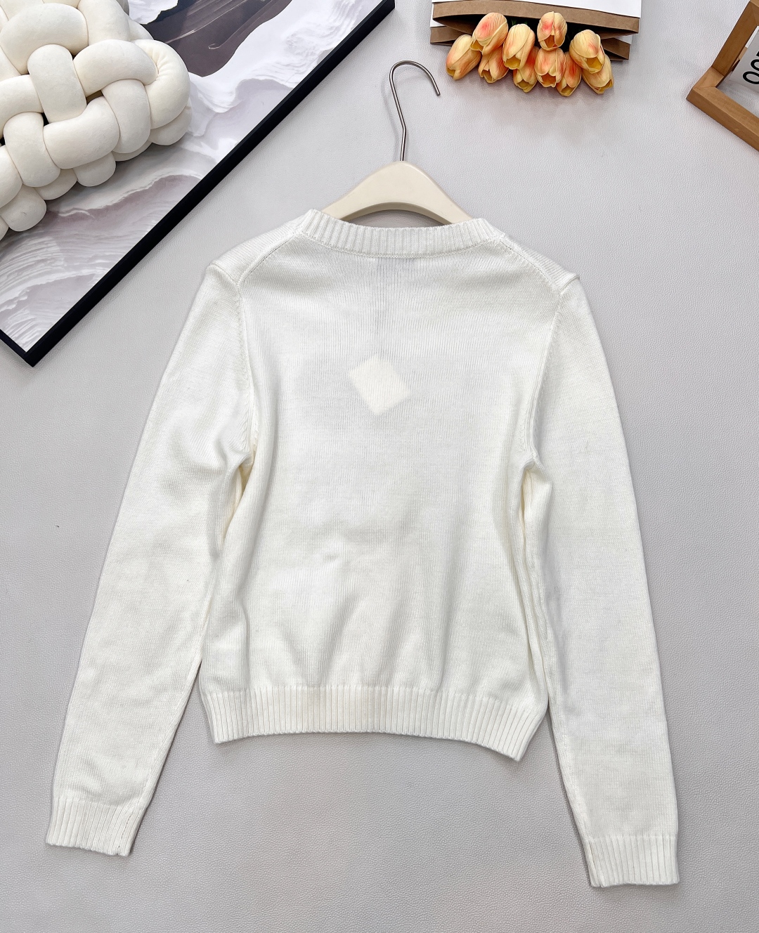 🆕 LOEWE 胸前串珠大logo字母长袖针织衫减龄又时尚🤩高级百搭不挑人，穿出街简直太好看了〰随意又不