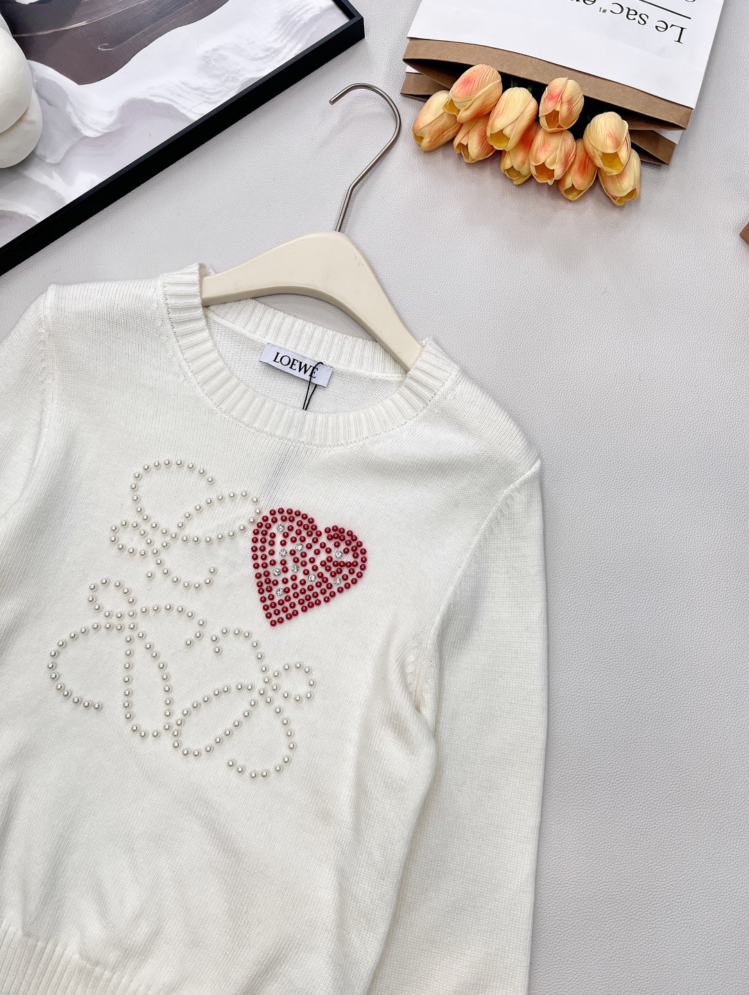 🆕 LOEWE 胸前串珠大logo字母长袖针织衫减龄又时尚🤩高级百搭不挑人，穿出街简直太好看了〰随意又不