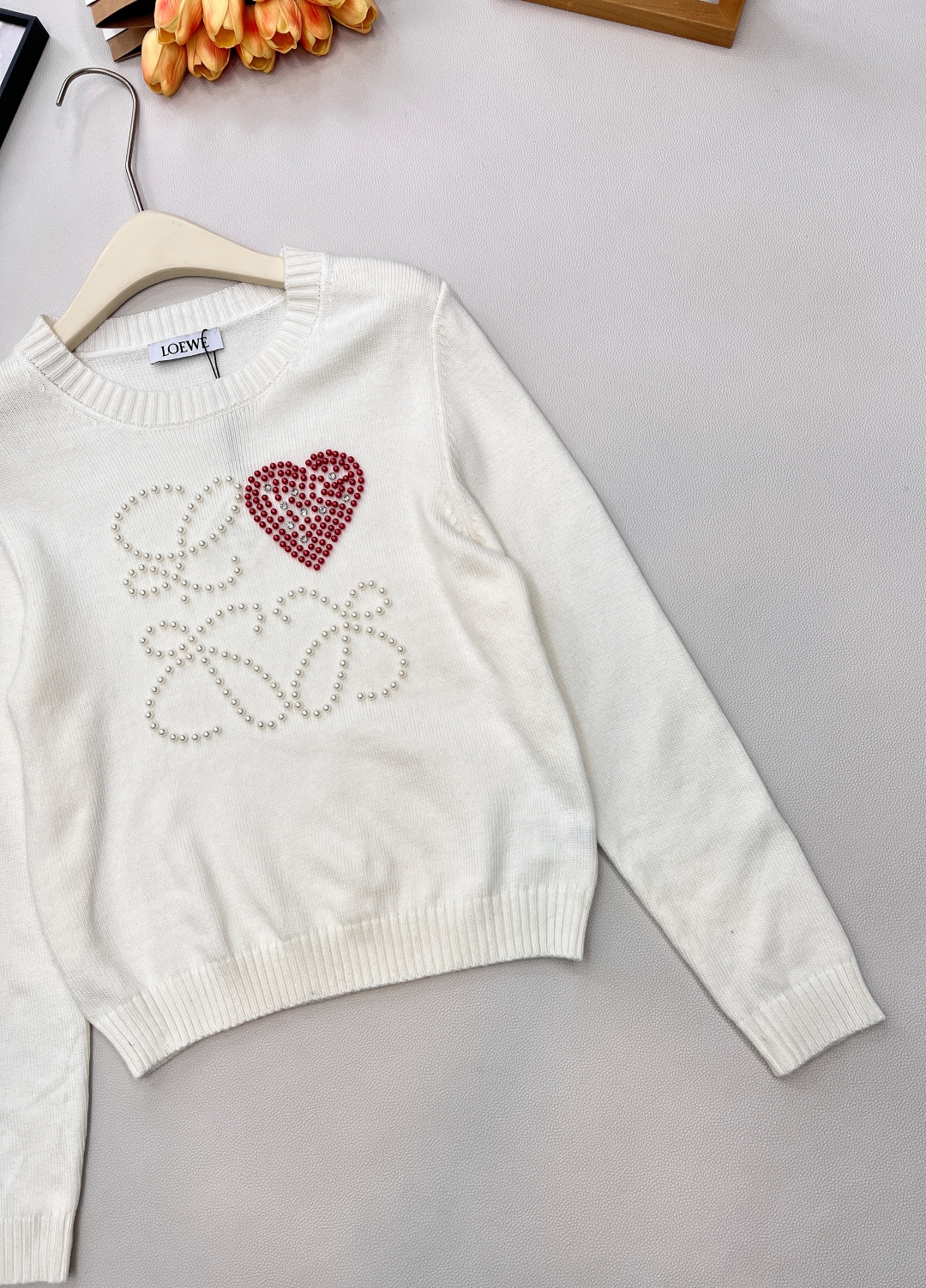 🆕 LOEWE 胸前串珠大logo字母长袖针织衫减龄又时尚🤩高级百搭不挑人，穿出街简直太好看了〰随意又不