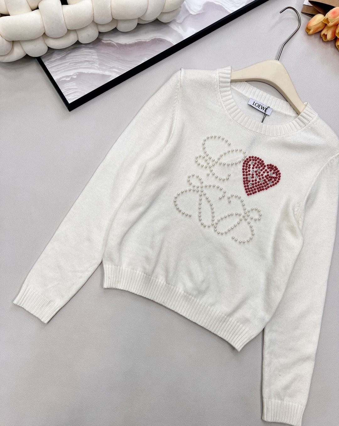 🆕 LOEWE 胸前串珠大logo字母长袖针织衫减龄又时尚🤩高级百搭不挑人，穿出街简直太好看了〰随意又不