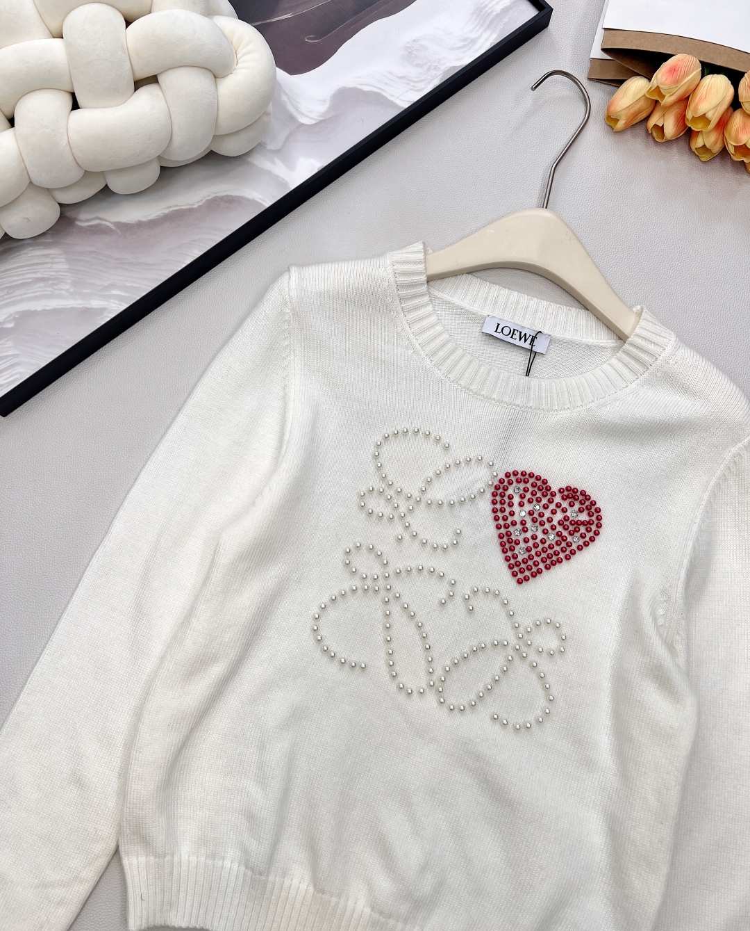 🆕 LOEWE 胸前串珠大logo字母长袖针织衫减龄又时尚🤩高级百搭不挑人，穿出街简直太好看了〰随意又不