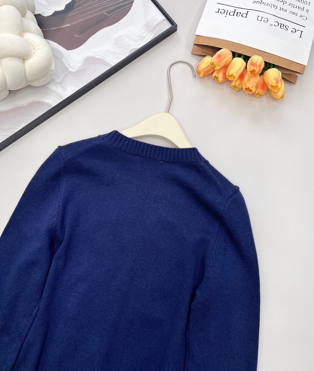 🆕 LOEWE 胸前串珠大logo字母长袖针织衫减龄又时尚🤩高级百搭不挑人，穿出街简直太好看了〰随意又不