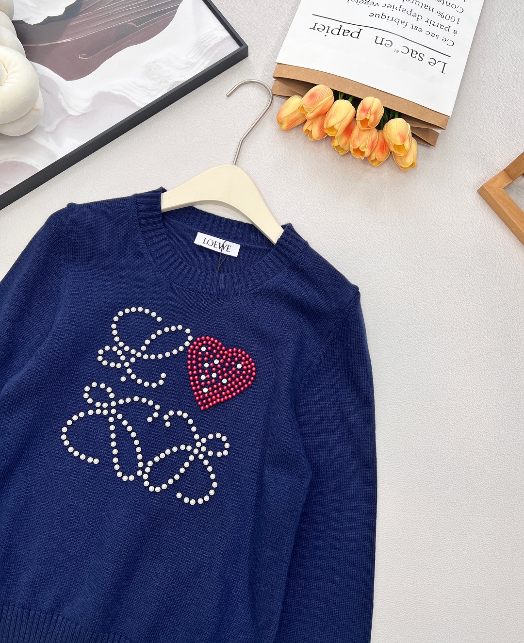 🆕 LOEWE 胸前串珠大logo字母长袖针织衫减龄又时尚🤩高级百搭不挑人，穿出街简直太好看了〰随意又不