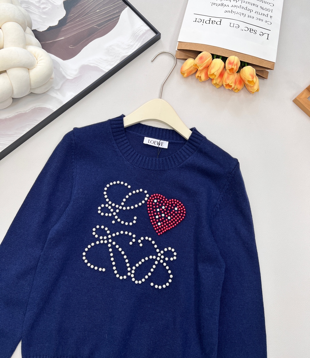 🆕 LOEWE 胸前串珠大logo字母长袖针织衫减龄又时尚🤩高级百搭不挑人，穿出街简直太好看了〰随意又不