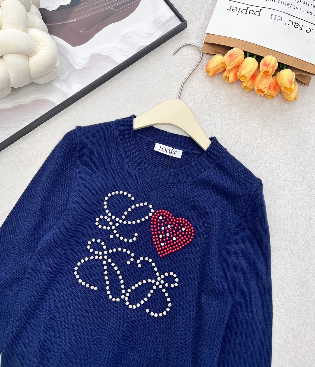 🆕 LOEWE 胸前串珠大logo字母长袖针织衫减龄又时尚🤩高级百搭不挑人，穿出街简直太好看了〰随意又不