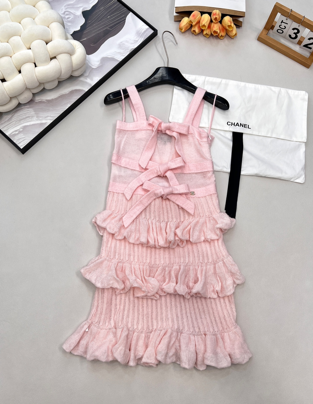 NO:578124,Chanel 2025 new tiered cake bow knitted suspender skirt, custom-made YB imported silk wool yarn, soft and skin-friendly, comfortable and stylish, suspender flat dress cut, appropriate exposure to beautify the head and shoulder ratio, making the head and shoulders slimmer, large body from the chest downwards  Superimposed horizontal cake skirt design, elastic pleated fungus lace bow embellishment, creating a sense of layering, three-dimensional rhinestone double C logo decoration on the waist, strong ladylike princess style on the upper body, slim fit to highlight the figure, playful age reduction and whitening, the first choice for party wear. Customized surface accessories  Equipped with exquisite lace-up dust bag, complete with three standards, large shipments, size SML code, chanel, skirts, alexander wang19860909Chanel2025新款层叠蛋糕蝴蝶结针织吊带裙,定制YB进口丝毛纱线织造,柔软亲肤,舒适有型,吊带平口连衣裙剪,恰当露肤美化头肩比例更显瘦,大身自胸口向下多层次叠加横向蛋糕裙设计,弹力褶皱木耳花边蝴蝶结点缀,形成层次感,腰侧立体水钻双C徽标装饰,上身名媛公主风格强烈,修身版型突显身材,俏皮减龄显白,聚会首选穿搭.定制面辅料 配有精致系带防尘袋 ,三标齐全,大货出 尺码sml 编码,,chanel,skirts,alexander wang,Women's clothing