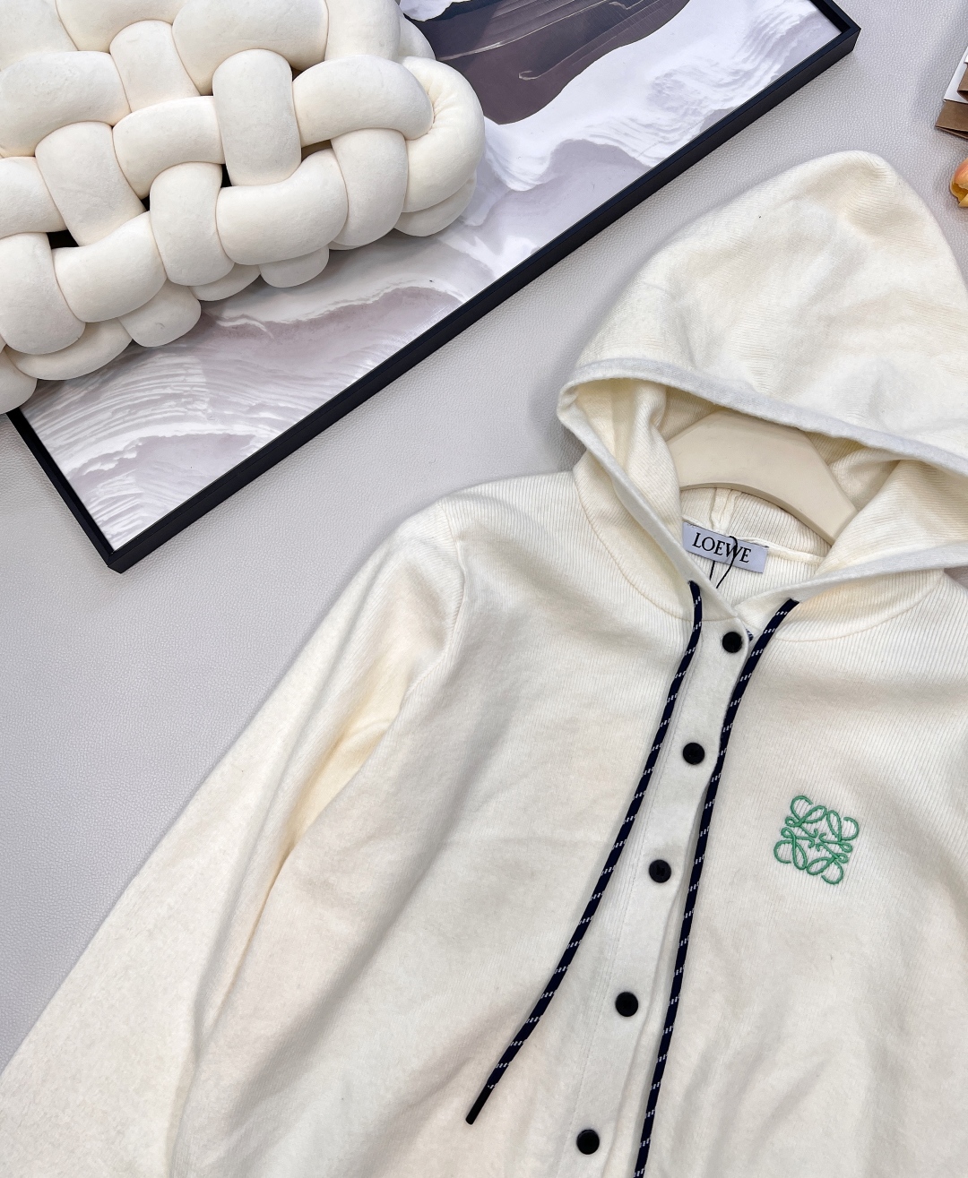 🆕Loewe2025新款连帽针织开衫，定制YB羊毛纱线织造，柔软亲肤，舒适弹力，连帽针织开衫剪裁，全开襟