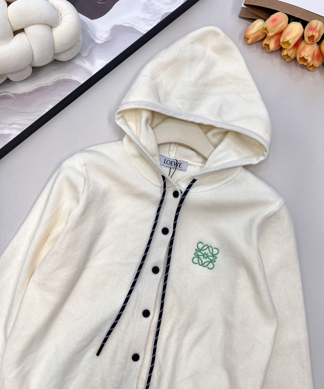 🆕Loewe2025新款连帽针织开衫，定制YB羊毛纱线织造，柔软亲肤，舒适弹力，连帽针织开衫剪裁，全开襟