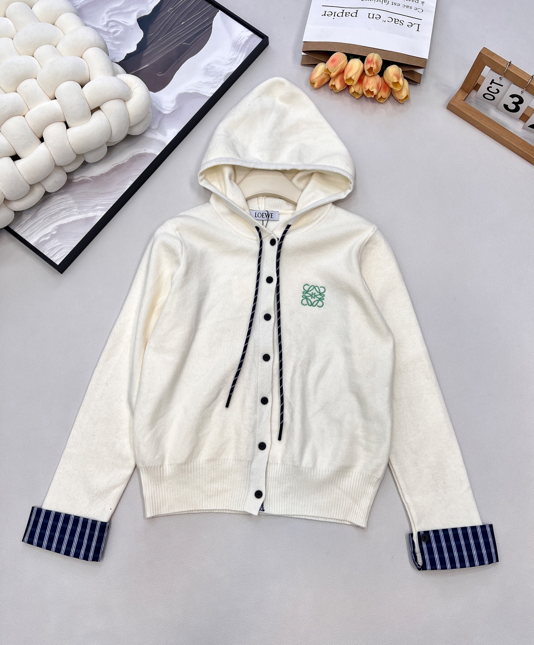 🆕Loewe2025新款连帽针织开衫，定制YB羊毛纱线织造，柔软亲肤，舒适弹力，连帽针织开衫剪裁，全开襟