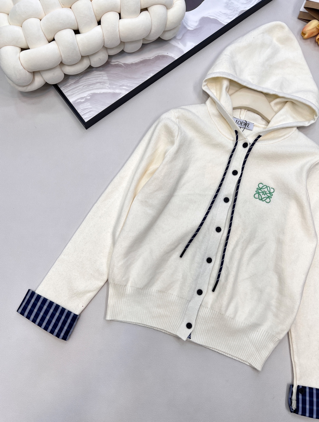 🆕Loewe2025新款连帽针织开衫，定制YB羊毛纱线织造，柔软亲肤，舒适弹力，连帽针织开衫剪裁，全开襟