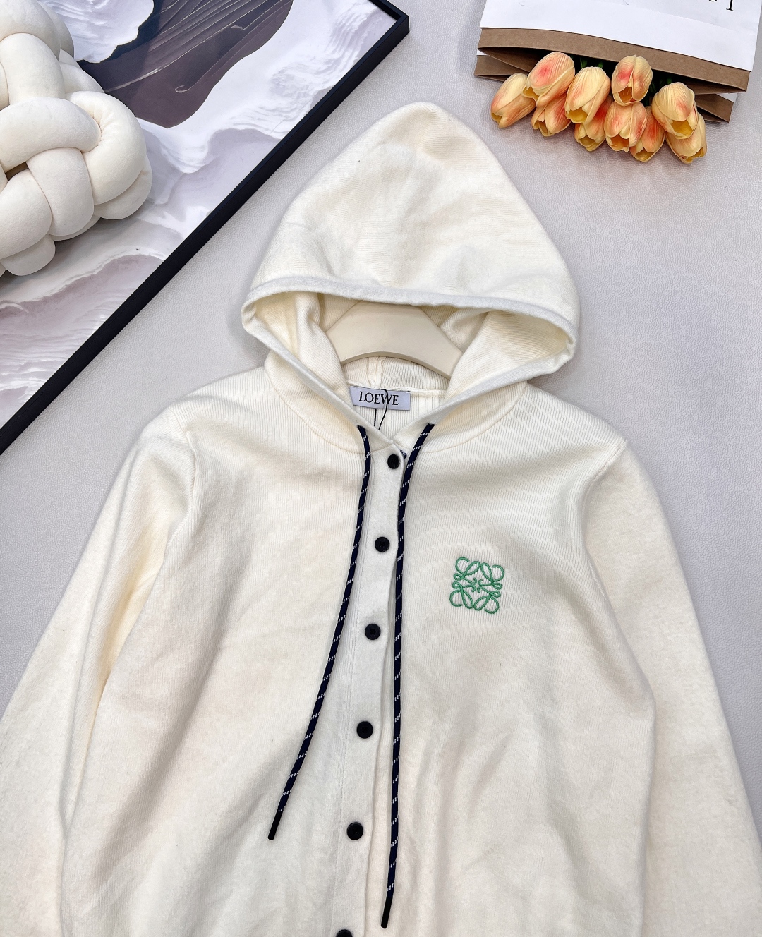 🆕Loewe2025新款连帽针织开衫，定制YB羊毛纱线织造，柔软亲肤，舒适弹力，连帽针织开衫剪裁，全开襟