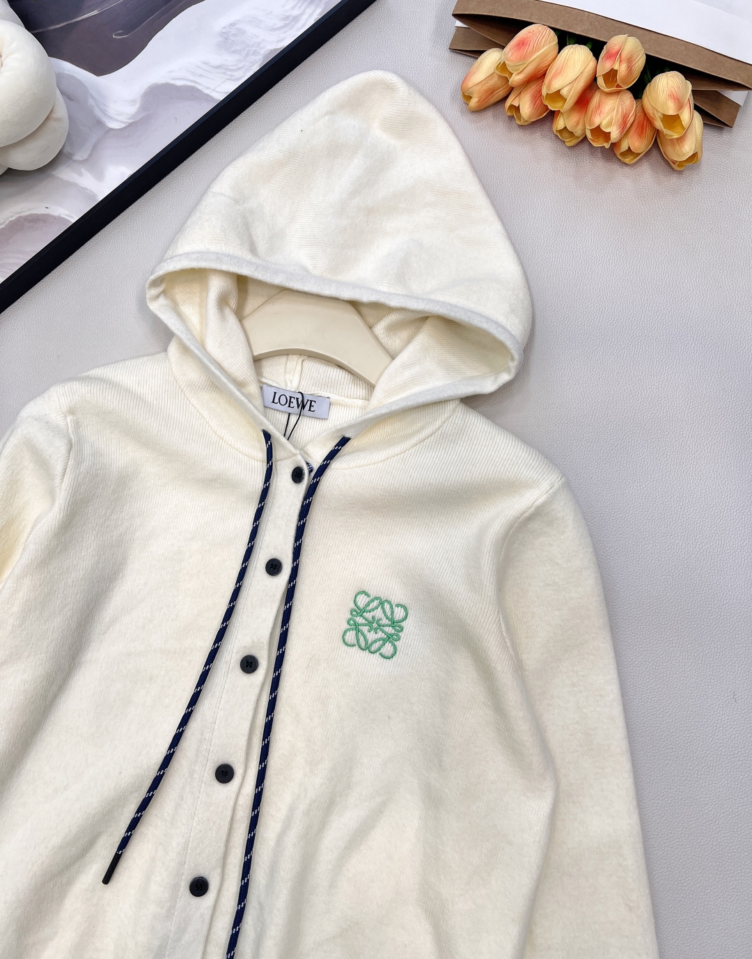 🆕Loewe2025新款连帽针织开衫，定制YB羊毛纱线织造，柔软亲肤，舒适弹力，连帽针织开衫剪裁，全开襟