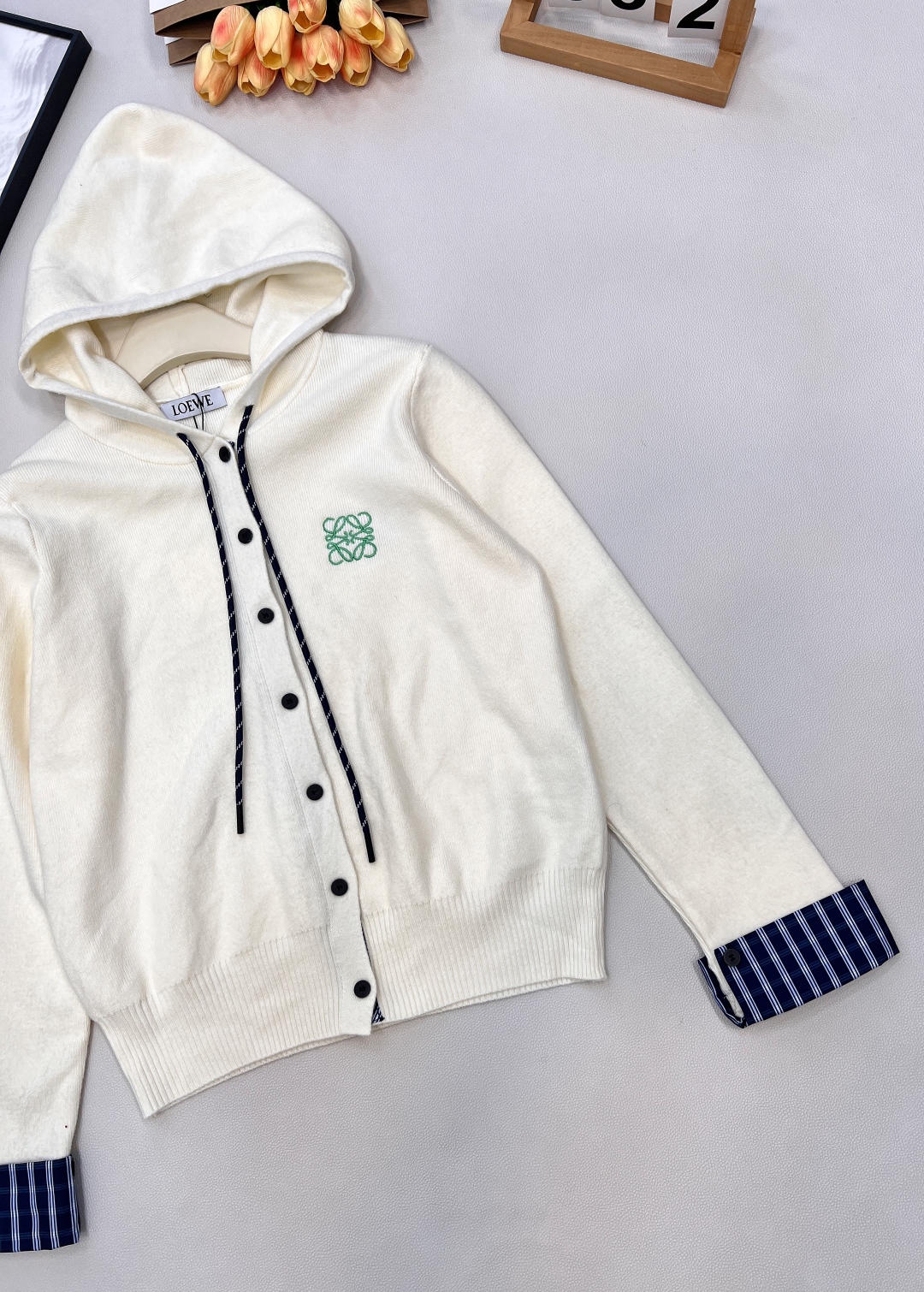 🆕Loewe2025新款连帽针织开衫，定制YB羊毛纱线织造，柔软亲肤，舒适弹力，连帽针织开衫剪裁，全开襟